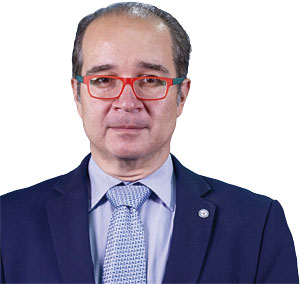 스테파노스 호티우 그리스 아리스토텔레스대 천연자원 경제학 박사, 유엔 환경계획(UNEP) 아·태 지역 자원효율성 수석조정관 / 스테파노스 호티우 유엔 국장은 일회용 플라스틱 가격을 높여서라도 사용 억제를 유도해야 한다고 했다. 사진 UN ESCAP