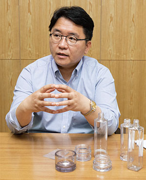 김응수 SK케미칼 코폴리에스터 사업부장이 ‘이코노미조선’과 인터뷰에서 자사 친환경 플라스틱 제품의 특징을 설명하고 있다. 사진 김흥구 객원기자