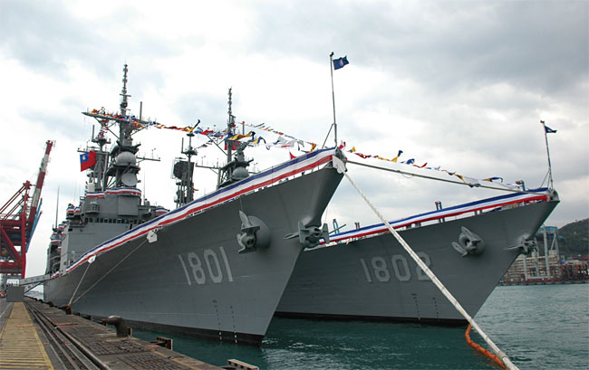정박한 대만 해군의 DDG-1801 지룽과 DDG-1802 수아오. 초도함 이름을 따서 대만에서 지룽급으로 불린다. 사진 중화민국 해군