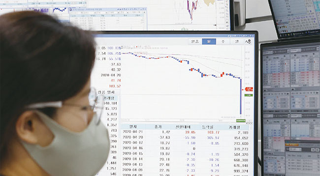 국제 유가가 급락하자 유가 회복을 기대하는 투자자들이 ETN 등 파생상품에 몰리고 있다. 사진 연합뉴스
