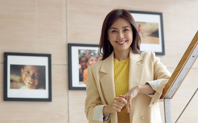 1994년 드라마 ‘사랑을 그대 품 안에’에서 상대역이었던 차인표와 결혼해 한 아이를 낳고 두 아이를 입양한 배우 신애라(52). 그는 자신의 양육 철학에 대해 “과잉보다는 결핍이 낫다”고 했다. 사진 박상훈 조선일보 기자