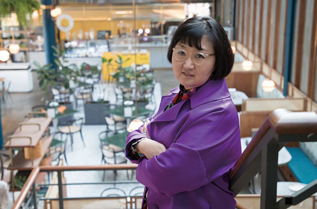 “코로나19 이후 ‘기본’이 중요해질 겁니다.” 노희영 식음연구소 대표가 외식 브랜드 쓰리버즈 센트럴시티점에서 포즈를 취했다. 사진 고운호 조선일보 기자