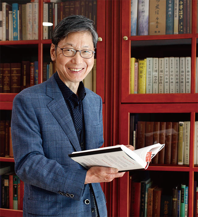 유필화 서울대 경영학 학사, 미국 노스웨스턴대 MBA, 하버드대 경영학 박사, 독일 빌레펠트대 초빙교수, 성균관대 경영전문대학원(GSB) 학장, 한국마케팅학회 회장, 교보생명 사외이사. ‘가격 관리론’ ‘승자의 공부’ ‘현대 마케팅론’ 등 다수 집필 / 유필화 성균관대 명예교수는 “‘남들이 하니까 나도 한다’는 식의, 철학이 없는 리더십은 위기를 자초한다”고 했다. 사진 채승우 객원기자