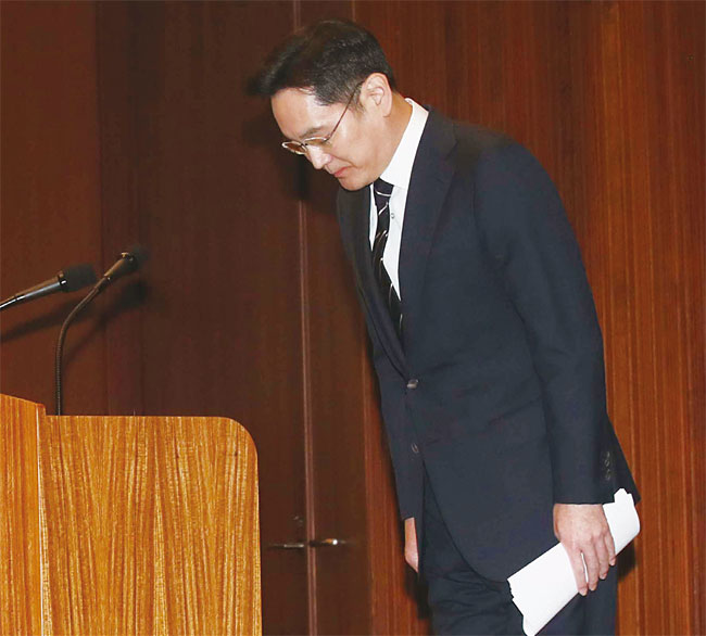 이재용 삼성전자 부회장이 5월 6일 오후 서울 삼성전자 서초사옥에서 대국민 사과를 하고 있다. 사진 연합뉴스