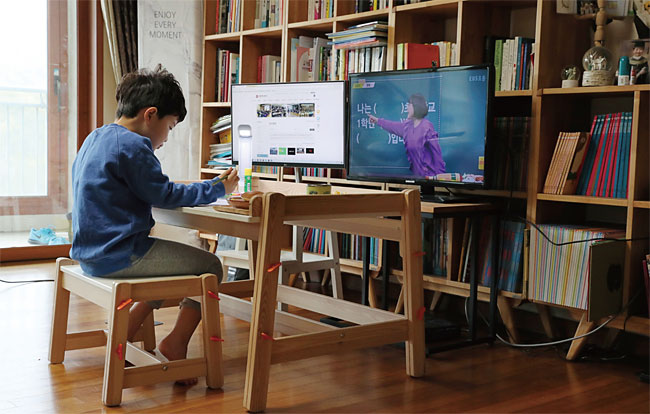 4월 20일 오전 서울 방배동의 한 가정에서 초등학교 1학년 어린이가 학교 홈페이지에 접속해서 온라인 수업을 듣고 있다. 사진 조선일보 DB