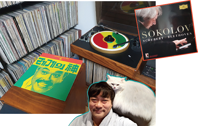 중고 LP 수집가인 김문관 ‘이코노미조선’ 기자가 동묘시장에서 구한 김흥국의 ‘레게의 신’ 앨범(왼쪽)이 강한 존재감을 과시하고 있다. 사진 김문관 기자