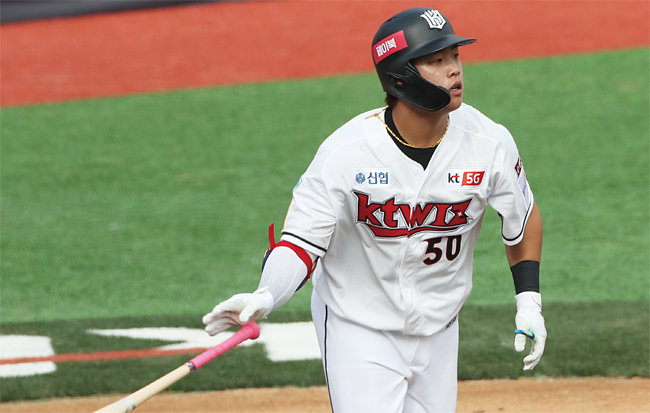 5월 5일 경기도 수원 케이티위즈파크에서 열린 2020 KBO 리그 경기에서 KT 위즈 강백호 선수가 홈런을 친 뒤 방망이를 던지고 있다. 사진 연합뉴스