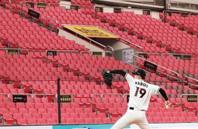 5월 7일 경기도 수원 케이티위즈파크에서 롯데 자이언츠와 KT 위즈의 KBO 리그 경기가 무관중으로 열린 가운데 투수가 역투하고 있다. 사진 연합뉴스