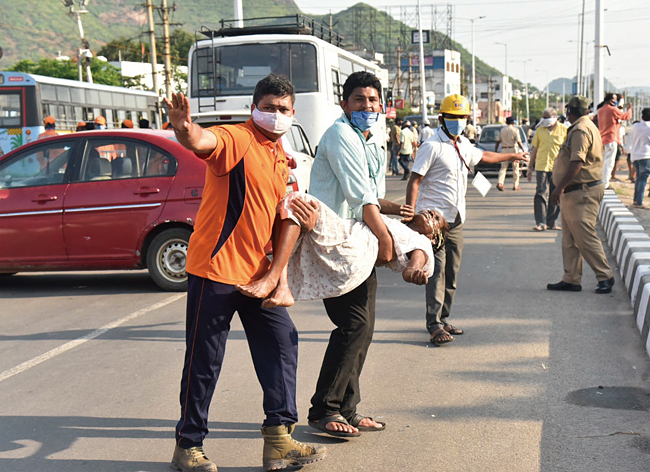 5월 7일(현지시각) 인도 남부 안드라프라데시주 비사카파트남에 있는 LG화학 인도 공장에서 가스 누출 사고가 발생했다. 부상한 여성을 주민들이 옮기고 있다. 사진 AP연합