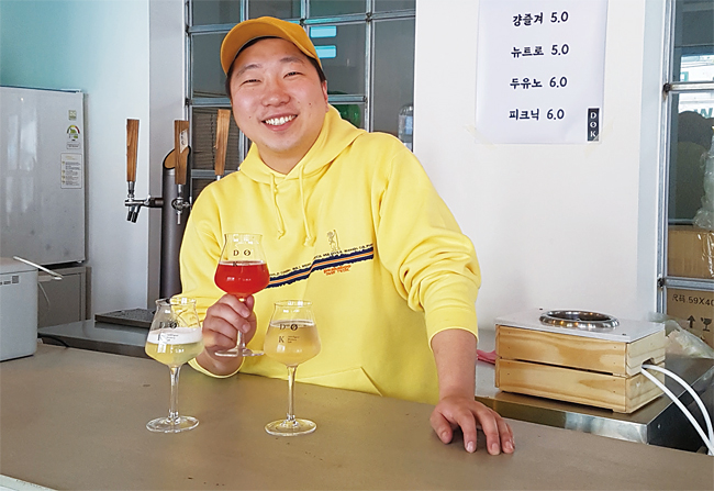 이규민 우송대 글로벌한식조리학과 / 이규민 디오케이브루어리 대표가 맥주 제조 기법을 막걸리 생산에 적용하게 된 계기를 설명하고 있다. 사진 박순욱 조선비즈 선임기자