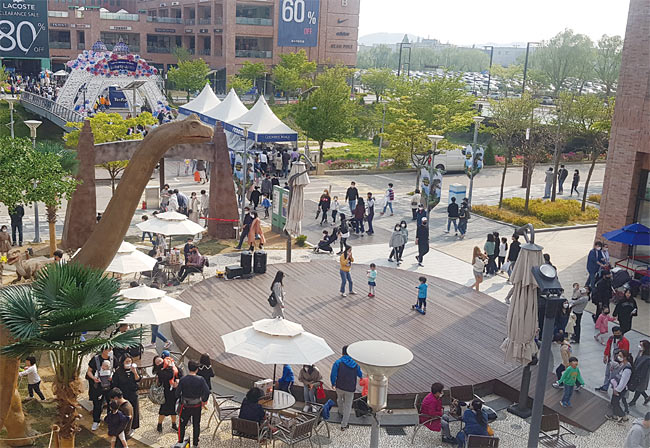 5월 황금연휴가 시작된 4월 30일 롯데프리미엄아울렛 파주점은 나들이 나온 고객들로 붐볐다. 사진 롯데쇼핑