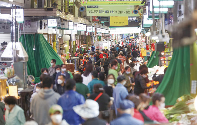 5월 19일 오후 서울 망원시장이 장을 보는 시민들로 붐비고 있다. 사진 연합뉴스
