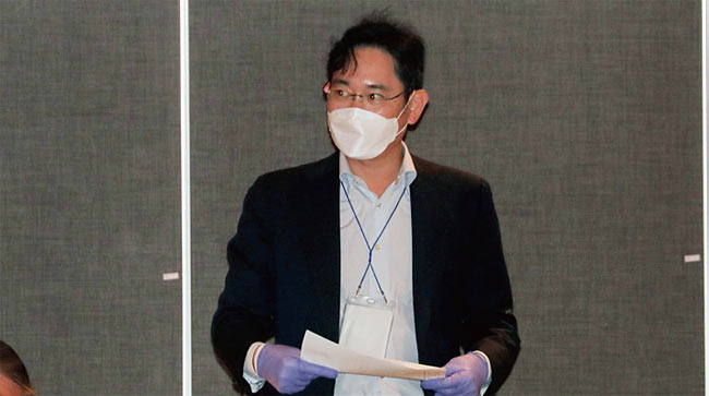 5월 19일 귀국한 이재용 삼성전자 부회장이 김포공항 인근 대기 장소에서 코로나19 검사를 받기 전 문진표를 작성해 제출하고 있다. 사진 연합뉴스