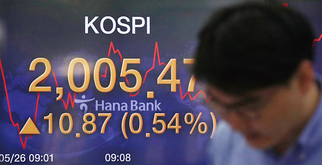 5월 26일 명동 하나은행 본점 딜링룸 전광판에 코스피 시황이 표시돼 있다. 사진 연합뉴스