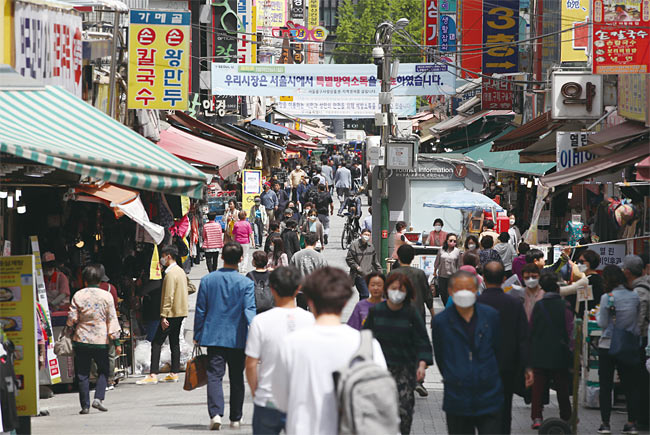 긴급재난지원금 지급 이틀째인 5월 14일 서울 남대문시장이 시민들로 북적이고 있다. 사진 연합뉴스