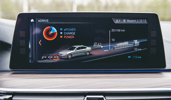 BMW 530e M 스포츠 패키지 센터패시아 디스플레이. 사진 BMW