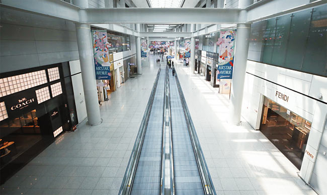텅 빈 인천공항 1터미널 면세 구역. 사진 연합뉴스
