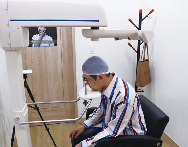 가발 맞춤 과정에서 기자가 3D 스캐너로 두피 및 탈모 상태를 측정하는 모습. 사진 오민지 인턴기자