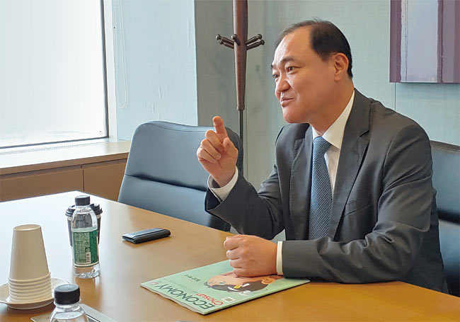 법무법인 화우의 이숭기 변호사가 신종 코로나 바이러스 감염증(코로나19)으로 피해를 입은 기업 고객 상담 사례를 들려주고 있다. 사진 김문관 기자
