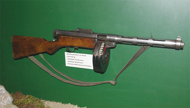 1931년부터 핀란드가 사용한 KP/-31 기관단총. 겨울 전쟁 당시 소련군에게 굴욕을 안겨주었는데, 모양만으로 알 수 있듯이 PPSh-41의 탄생에 커다란 영향을 끼쳤다. 사진 위키피디아
