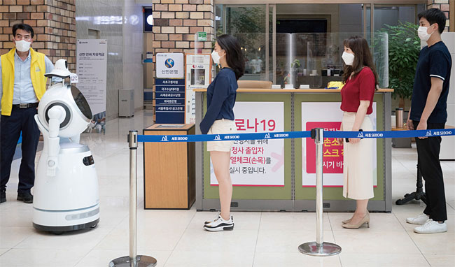 6월 4일 오후 서울 서초구청 입구에서 인공지능(AI) 로봇이 코로나19 예방을 위해 청사 출입자들의 체온을 측정하고 있다. 사진 조선일보 DB