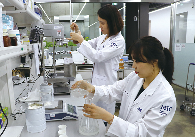 경기도 평택 매일유업 사코페니아연구소에서 연구원들이 분말 제품의 용해도를 측정하는 실험을 진행하고 있다. 사진 전준범 기자