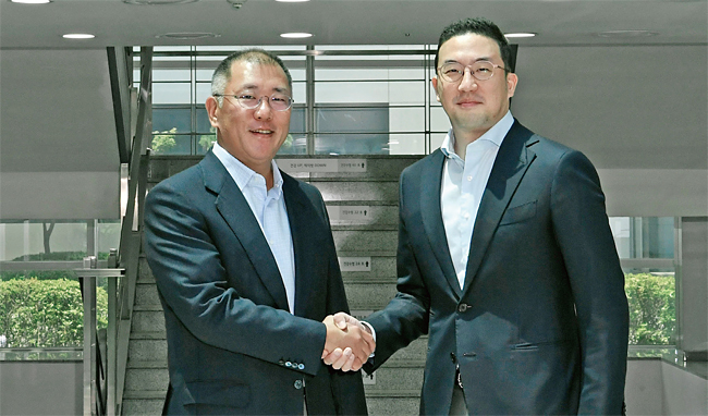 정의선(왼쪽) 현대자동차그룹 수석부회장과 구광모 LG그룹 회장이 6월 22일 충북 청주시 LG화학 오창공장에서 만나 악수하고 있다. 사진 연합뉴스