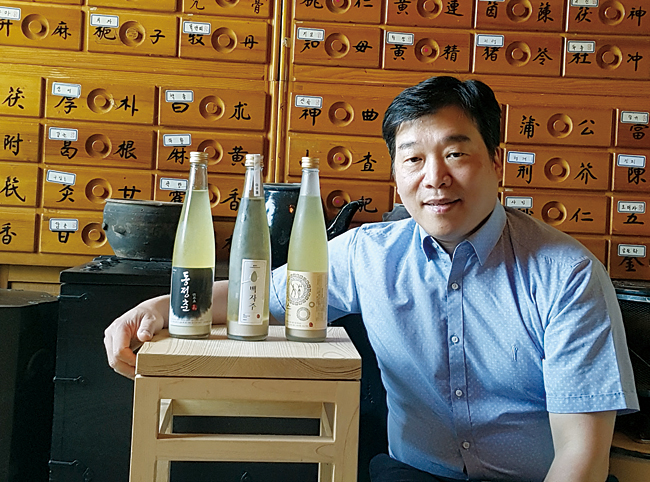 안병수 경희대 동서의학과 박사, 대한약침학회 회장, 한의사협회 이사 / 안병수 산수 대표가 자신이 개발한 프리미엄 탁주를 소개하고 있다. 사진 박순욱 조선비즈 선임기자