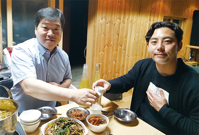 안병수(왼쪽) 산수 대표가 강원도 홍천 양조장에서 식당 ‘화수목’을 운영하는 전권표 셰프와 호모루덴스를 시음하고 있다. 사진 박순욱 조선비즈 선임기자