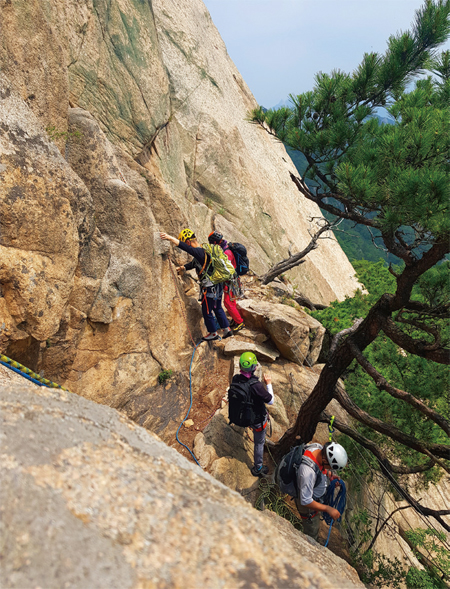 6월 20일 서울 북한산을 찾은 등반객들.