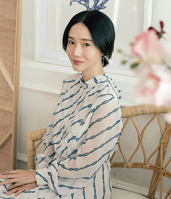 해맑은 광기, 갓 태어난 것 같은 얼굴, 자기 헌신, 깡다구, 상대를 향한 무한한 존경 같은 이정현의 본질은 모두 ‘자기 비움'이라는 한 방향을 향하고 있었다. 사진 파인트리 엔터테인먼트
