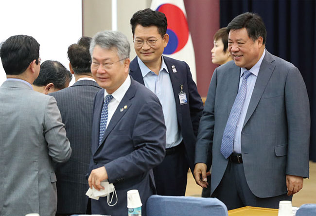 6월 30일 서울 여의도 국회 의원회관에서 열린 경제를 공부하는 국회의원 모임에 참석한 서정진 셀트리온 회장(오른쪽 첫 번째). 사진 연합뉴스