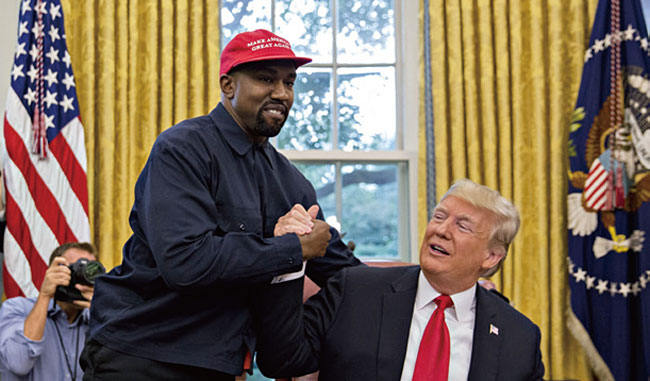 2018년 10월 11일 백악관을 찾은 카니예 웨스트. ‘미국을 다시 위대하게(Make America Great Again)’가 적힌 모자를 쓰고 도널드 트럼프 미국 대통령과 악수하고 있다. 사진 블룸버그