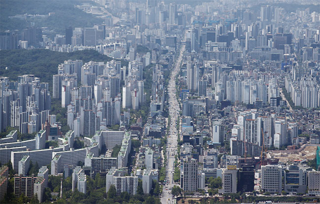 서울 강남구와 서초구·송파구·강동구 등 ‘강남 4구’를 중심으로 최근 전세금이 급격하게 오르고 있다. 서울 대치동 아파트 단지. 사진 연합뉴스