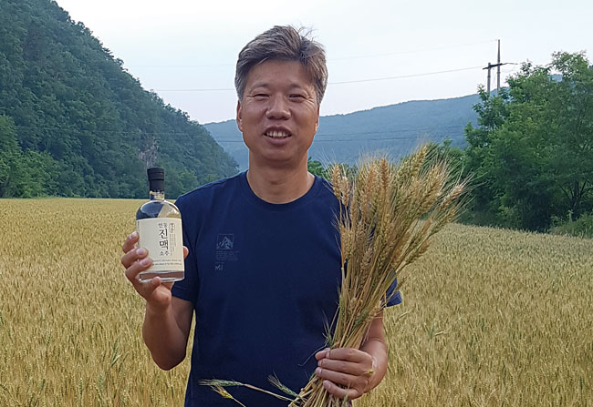 박성호 독일 베를린자유대 정보공학과, 예스컴 창업 / 박성호 밀과노닐다 대표가 경북 안동에 있는 밀밭에서 진맥소주를 소개하고 있다. 사진 박순욱 조선비즈 선임기자