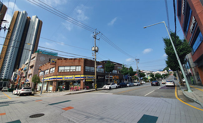 7월 7일 광양 시청 인근 거리. 왼쪽에 보이는 e편한세상 아파트는 48층으로 낮은 주변 건물에 비해 유독 눈에 띈다. 사진 김문관 기자