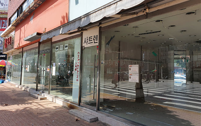 7월 5일 포항 죽도시장 정문과 마주하고 있는 건물이 통째로 비어 있다. 사진 오민지 인턴기자