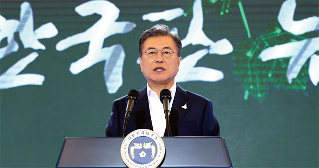 문재인 대통령이 7월 14일 청와대 영빈관에서 열린 ‘한국판 뉴딜 국민보고대회’에서 발언하고 있다. 사진 연합뉴스