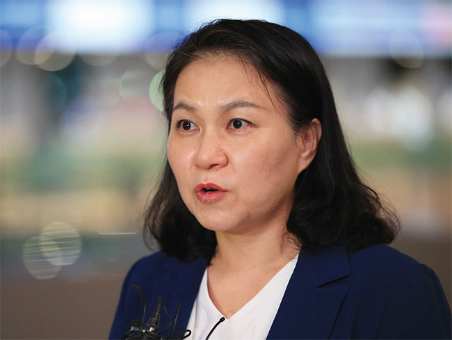 유명희 산업통상자원부 통상교섭본부장이 스위스 제네바에서 열리는 세계무역기구(WTO) 특별 일반이사회에 참석하기 위해 7월 11일 인천국제공항에 도착했다. 사진 연합뉴스