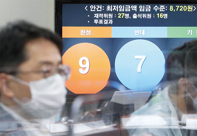 7월 14일 새벽까지 세종시 정부세종청사 고용노동부에서 열린 제9차 최저임금위원회 전원회의에서 내년도 최저임금이 시급 기준 8720원으로 최종 의결됐다. 왼쪽은 박준식 최저임금위원장. 사진 연합뉴스