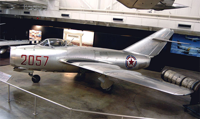 MiG-15는 이전까지 해당 분야의 변방으로 취급되던 소련이 냉전 시기에 미국과 맞서는 슈퍼파워가 되었음을 알린 전투기다. 사진은 1953년 북한 공군의 노금석 대위가 자유를 찾아 탈출할 때 몰고 온 MiG-15 기체다. 사진 위키피디아
