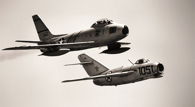 왼쪽부터 F-86과 MiG-15, 항공 전사의 전설이지만 전성기는 길지 않았다. 6·25전쟁이 아니었다면 그 정도의 명성을 얻지 못했을 수도 있다. 사진 위키미디어