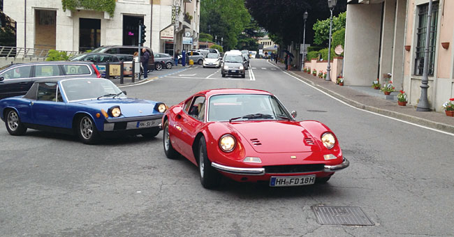 유럽의 한적한 거리에서는 이런 차들을 볼 수 있다. 왼쪽부터 1974년식 페라리 ‘디노 246 GT’와 1973년식 포르셰 ‘914’. 사진 황욱익