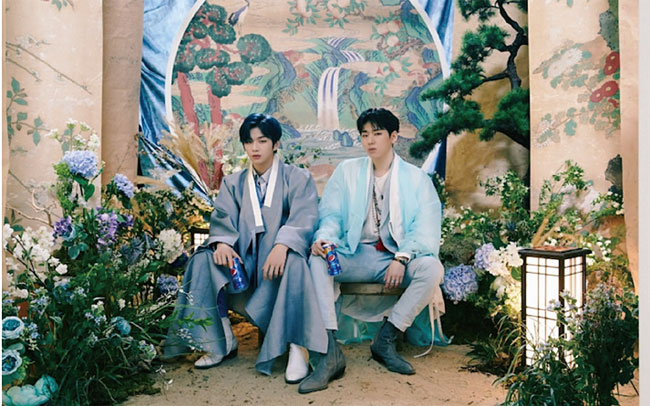 펩시콜라 광고에서 슈트 위에 두루마기를 걸친 가수 지코(오른쪽)와 강다니엘. 사진 펩시콜라