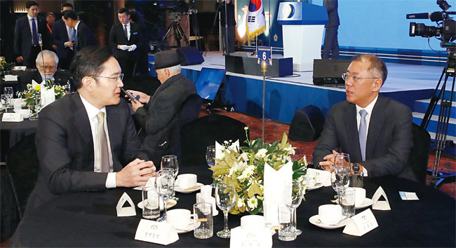 이재용(왼쪽) 삼성전자 부회장이 7월 21일 재계 총수 중 처음으로 현대‧기아차 남양연구소를 찾아 정의선 현대차 수석부회장을 만났다. 사진은 이 부회장과 정 수석부회장이 지난해 1월 만나 대화하는 모습. 사진 연합뉴스
