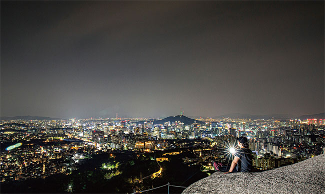 서울 인왕산 정상에서 내려다 본 서울. 사진 조선일보 DB