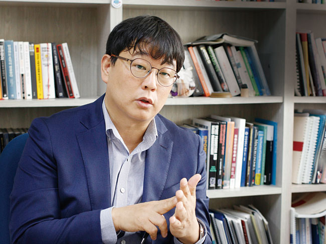 박성배 서강대 경제학과, 미국 노던콜로라도대 스포츠경영학 박사, 세인트리오대 스포츠 비즈니스학과 교수, 곤자가대 스포츠 경영대학원 교수, 한국스포츠산업경영학회 이사 / 박성배 한양대 스포츠산업학과 교수가 7월 16일 ‘이코노미조선’과 인터뷰에서 코로나19 사태 이후 한국의 레포츠 관련 정책이 나아가야 할 방향에 대해 이야기하고 있다. 사진 채승우 객원기자