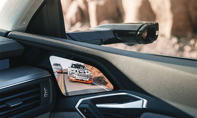 아우디의 SUV이자 전기차인 ‘e-트론’은 손톱만 한 카메라가 사이드미러 위치에 달렸다. 사진 아우디 코리아