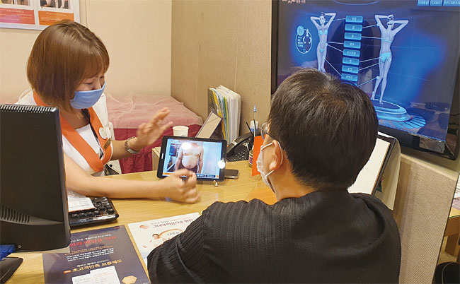 김문관 기자가 자신의 복부 사진을 상담사와 함께 보며 상담받고 있다. 사진 이소연 기자