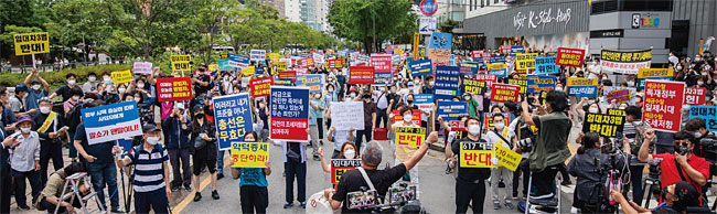 7월 25일 오후 서울 예금보험공사 앞에서 열린 ‘전 국민 조세 저항운동 촛불집회’ 참가자들이 구호를 외치고 있다. 사진 김흥구 객원기자